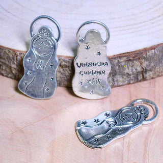 Colgante de aleación de zinc, virgen con frase “Virgencita cuidame xfis” 22x10 mm.