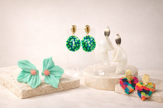 Pendientes artesanales de arcilla polimérica hechos a mano por Prisma & Paz: Flor Boreal en ámbar oliva, marfil y aterciopelado - TuBisuteria®