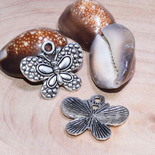 Dije Mariposa Estilo Tibetano Tono Plata Envejecida 21x24.5mm | 3 uds