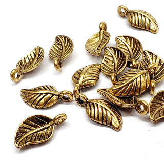 Mini Dije Hoja Tono Oro Envejecido 14x7mm | Aleación Libre de Plomo y Cadmio