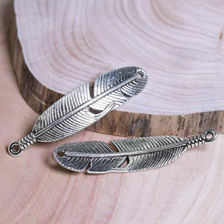 Enlace Pluma Curva Aleación Tono Plata Envejecida 45x10x4mm | 1 ud
