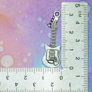 Dije de Guitarra Eléctrica de Plata Envejecida para Bisutería, 31x11 mm - 8 uds
