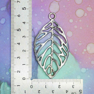 Dije Hoja Grande Botánica Tono Plata Envejecida 49.5x27.5mm | 2 uds
