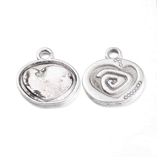 Dije Placa Corazón con Espiral Tono Plata Envejecida 19mm | 6 uds