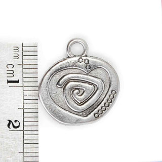 Dije Placa Corazón con Espiral Tono Plata Envejecida 19mm | 6 uds