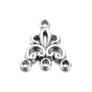 Conector Fleur de Lis con Volutas Estilo Tibetano Aleación Tono Plata Envejecida 19x16x2mm | 7 uds