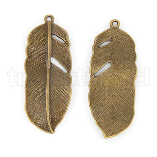 Colgante de aleación, pluma, color bronce envejecido. 43.5x17x1.5 mm.