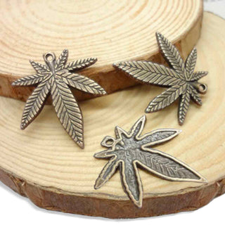 Dije Hoja de Cannabis Estilo Tibetano Tono Bronce Envejecido 39x33.5x2mm | 3 uds