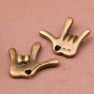 Dije Mano "I Love You" Estilo Tibetano Tono Bronce Envejecido 28.5x25x5mm | 2 uds