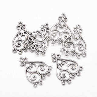 Enlace Chandelier Volutas en Espiral con Corazón Central Estilo Tibetano Aleación Tono Plata Envejecida 33x22.5x1.5mm | 4 uds