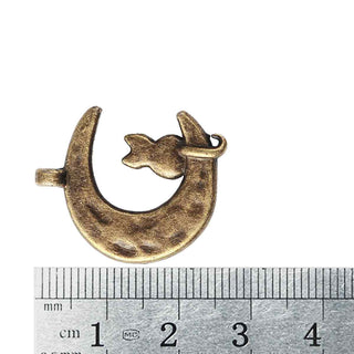 Dije Gato sobre Luna Estilo Tibetano Tono Bronce Envejecido 22x18x2mm | 5 uds