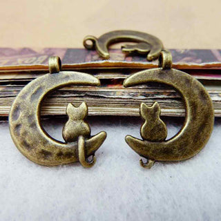 Dije Gato sobre Luna Estilo Tibetano Tono Bronce Envejecido 22x18x2mm | 5 uds