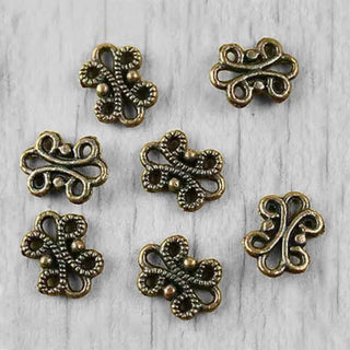 Conector Flor de Lis con Volutas Punteadas y 4 Argollas Estilo Tibetano Aleación Tono Bronce Envejecido 12x9mm | 6 uds