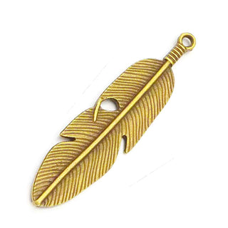 Maxi Dije Pluma de Aleación Estilo Tibetano Tono Oro Envejecido 61x15x3mm | 1 ud