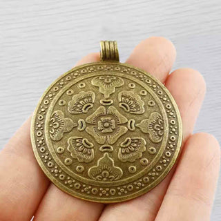 Maxi Dije Medalón Redondo con Flores Tono Bronce Envejecido 54x46.5x2.5mm | 1 ud