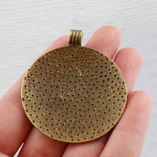 Maxi Dije Medalón Redondo con Flores Tono Bronce Envejecido 54x46.5x2.5mm | 1 ud