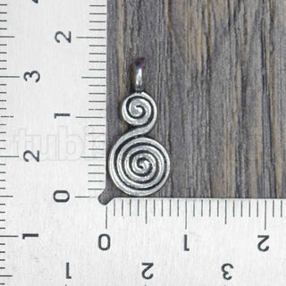 Colgante estilo tibetano, doble espiral. 8x17x1.5 mm.