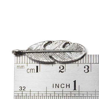 Dije Pluma Estilo Tibetano Tono Plata Envejecida 29x9mm | 7 uds