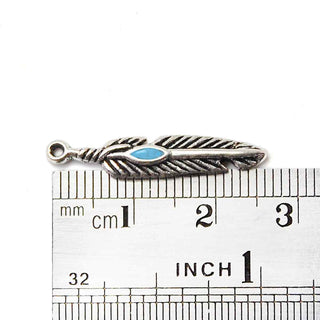 Dije Pluma con Esmalte Turquesa Estilo Tibetano Tono Plata Envejecida 29x5.5mm | 4 uds