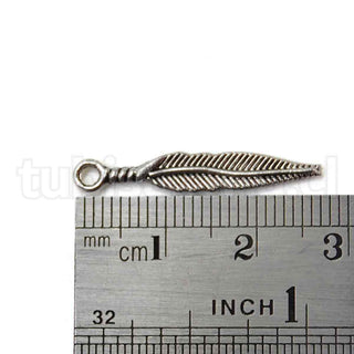 Colgante de aleación de zinc, pluma. 29x5x2 mm.