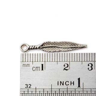 Dije Pluma Estilizada Estilo Tibetano Tono Plata Envejecida 29x5mm | 16 uds