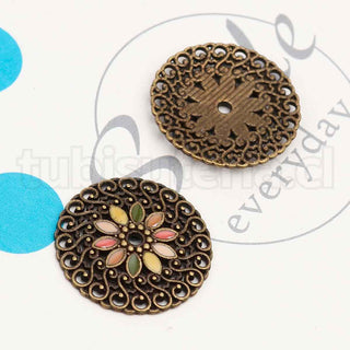 Colgantes o conectores, filigrana, redondos con flor esmaltada en 3 tonos disponibles. 25x2.8 mm.