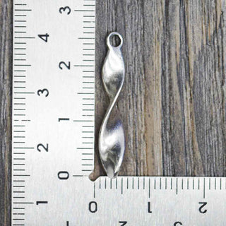 Dije Rectángulo Torcido Estilo Tibetano Tono Plata Envejecida 27x5mm | 8 uds