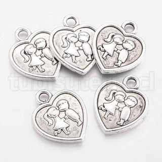 Colgantes de aleación de zinc, corazón con pareja. 16x13x2 mm.