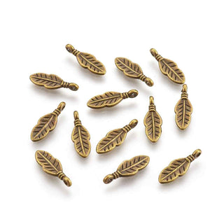Mini Dije Pluma Estilo Tibetano Tono Bronce Envejecido 17x6x1mm | 22 uds