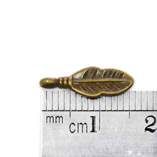 Mini Dije Pluma Estilo Tibetano Tono Bronce Envejecido 17x6x1mm | 22 uds