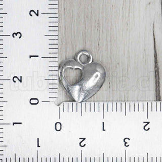 Corazón con corazón calado en su interior, colgante de aleación de zinc. 13x11x3 mm.