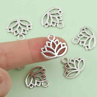 Dije Flor de Loto Zen Estilo Tibetano Tono Plata Envejecida 15x17mm | 10 uds