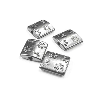 Espaciador plano de aleación estilo tibetano, cuadrado con flores bajo relieve, 10×2 mm. 8 unidades.