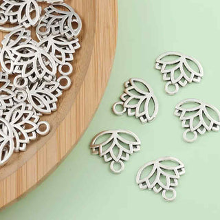 Dije Flor de Loto Zen Estilo Tibetano Tono Plata Envejecida 15x17mm | 10 uds