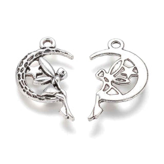 Dije de Hada sobre la Luna Estilo Tibetano en Color Plata Envejecida para Bisutería Mística y Joyería de Fantasía, 25x14 mm - 8 uds