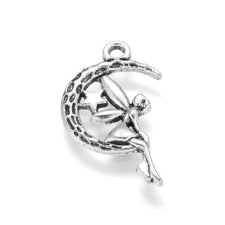 Dije Hada sobre Luna Creciente Estilo Tibetano de Aleación Tono Plata Envejecida 25x14mm | 8 uds