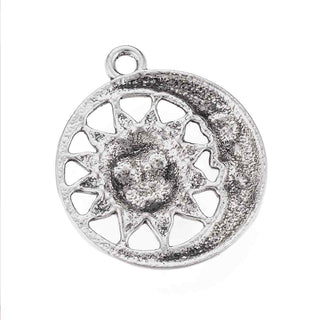 Dije Medalla Sol y Luna con Relieve Estilo Tibetano Tono Plata Envejecida 30x26.5x3mm | 3 uds