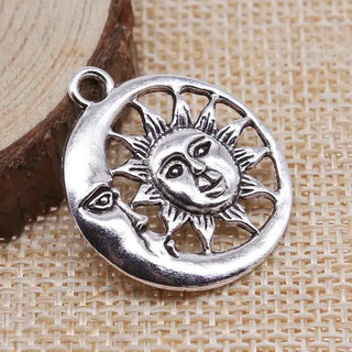 Dije Medalla Sol y Luna con Relieve Estilo Tibetano Tono Plata Envejecida 30x26.5x3mm | 3 uds
