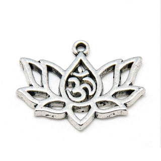Dije Calado Flor de Loto con Símbolo Ohm Tono Plata Envejecida 16.5x20.5mm | 6 uds