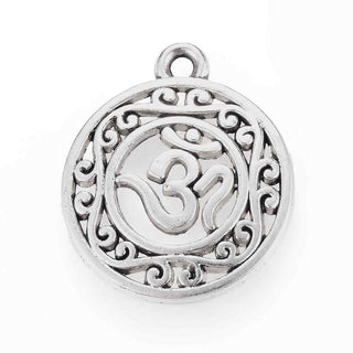 Dije Medalla Cóncava con Símbolo Ohm en Relieve y Volutas Caladas Tono Plata Envejecida 22x19mm | 3 uds