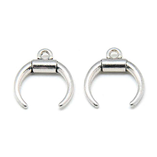 Dije Cuerno Doble Luna Creciente con Relieve Estilo Tibetano Tono Plata Envejecida 18x16mm | 6 uds