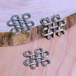Dije Nudo Chino Calado Estilo Tibetano Tono Plata Envejecida 12.5x12.5mm | 8 uds