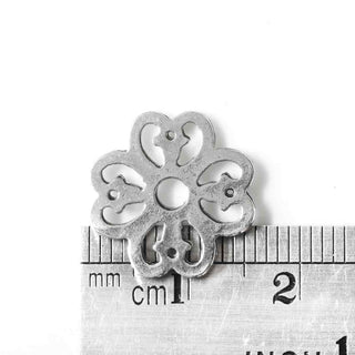 Dije Conector Flor Calada con 4 Agujeros Estilo Tibetano Tono Plata Envejecida 15x15mm | 14 uds