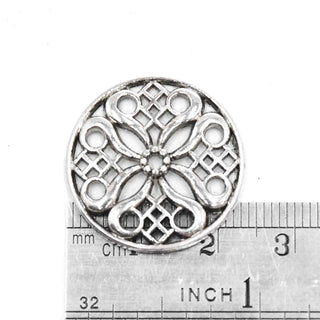 Dije Conector Medalla Mandala Calada en Sobre Relieve Estilo Tibetano Tono Plata Envejecida 24mm | 4 uds