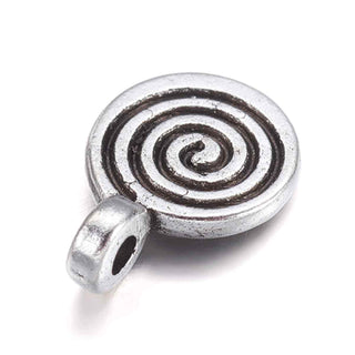 Dije Medalla Circular con Espiral en Bajo Relieve Estilo Tibetano Tono Plata Envejecida 8mm | 20 uds