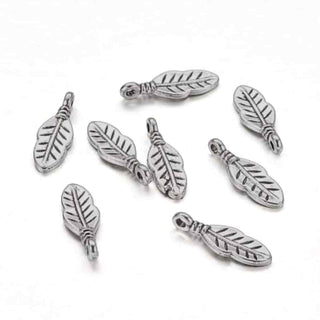 Dije Mini Pluma Silvestre en Bajo Relieve Estilo Tibetano Tono Plata Envejecida 17x6mm | 20 uds