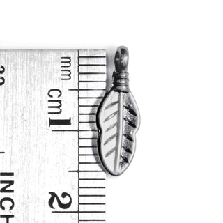 Dije Mini Pluma Silvestre en Bajo Relieve Estilo Tibetano Tono Plata Envejecida 17x6mm | 20 uds