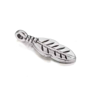 Dije Mini Pluma Silvestre en Bajo Relieve Estilo Tibetano Tono Plata Envejecida 17x6mm | 20 uds