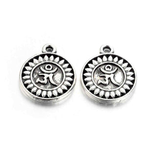 Dije Medallita Símbolo Om con Pétalos en Sobre Relieve Estilo Tibetano Tono Plata Envejecida 15x13mm | 10 uds