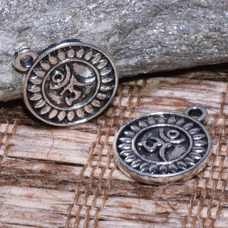 Dije Medallita Símbolo Om con Pétalos en Sobre Relieve Estilo Tibetano Tono Plata Envejecida 15x13mm | 10 uds